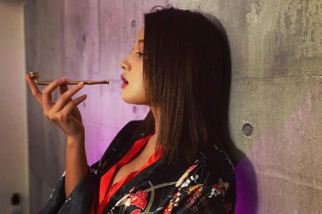 のインスタグラム：「🖤 【出演情報】🖤 本日25:30〜AbemaTV 「柴田阿弥の金曜TheNight」  に出演します！！ 少し夜更かしになっちゃいますが  ハロウィン先取り、 セクシー担当で ゲスト出演するので見てねっ😆💕 . . . #abematv #金曜thenight」
