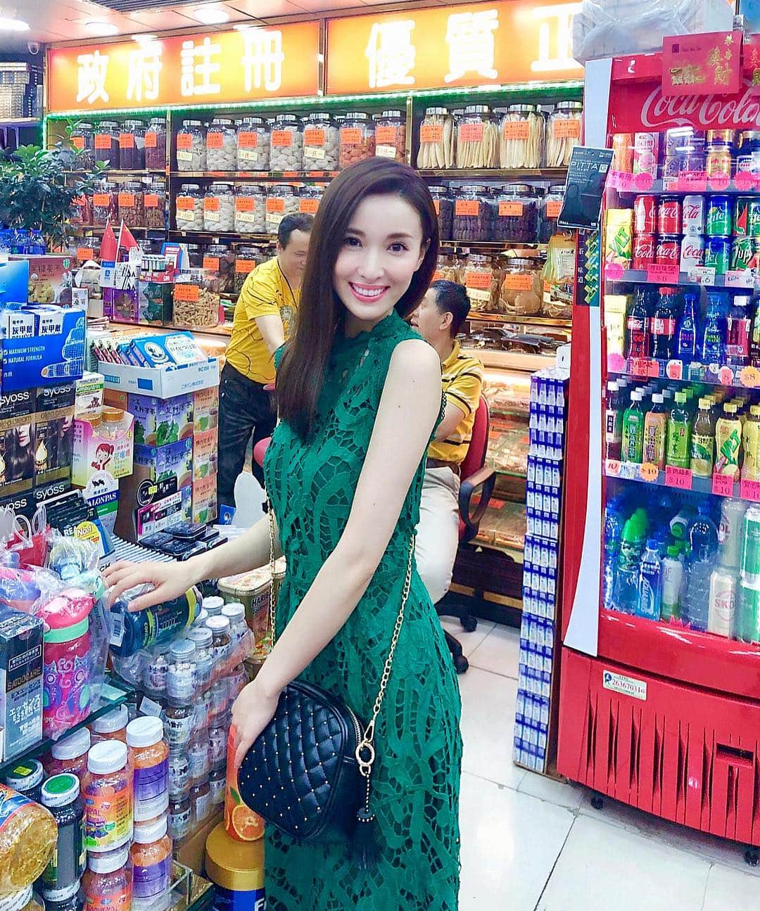 のインスタグラム：「モントレゾール大人気のワンピース11,880円👗✨ . 今日から香港に来ています✈️🇭🇰* . 現地のお友達と楽しいディナーの後、ホテルの周りをてくてく散策🚶‍♀️ 旅行に行くと、絶対に現地のpharmacyは寄ってしまう。 the 観光客ショット📷笑 . 皆さんのおすすめの香港スポットあったら是非教えてください♥️* . #hongkong #trip #HK #pharmacy #旅行 #香港 #富豪香港酒店 #causewaybay #hkdaily」