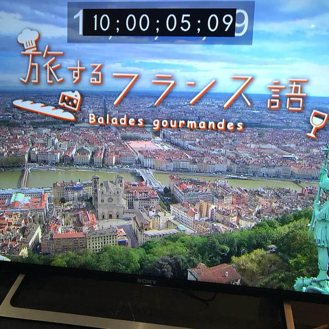 ノブ さんのインスタグラム写真 - (ノブ Instagram)「みんな私がNHKの「旅するフランス語」のナレーターしてるの知ってました？ 俳優の黒木華さんがフランスを旅してるのをナビしてますー！ #毎週火曜日深夜0時から0時25分 #フランスにも黒木華さんにも合わないガサガサ声 #申し訳ない #違和感を楽しんで下さい #ボン ボヤージュ」11月10日 19時57分 - noboomanzaishi