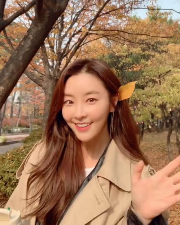 チョン・ユミのインスタグラム：「(미세먼지지만..)안녕안녕가을아.👋👋🍁🐿」