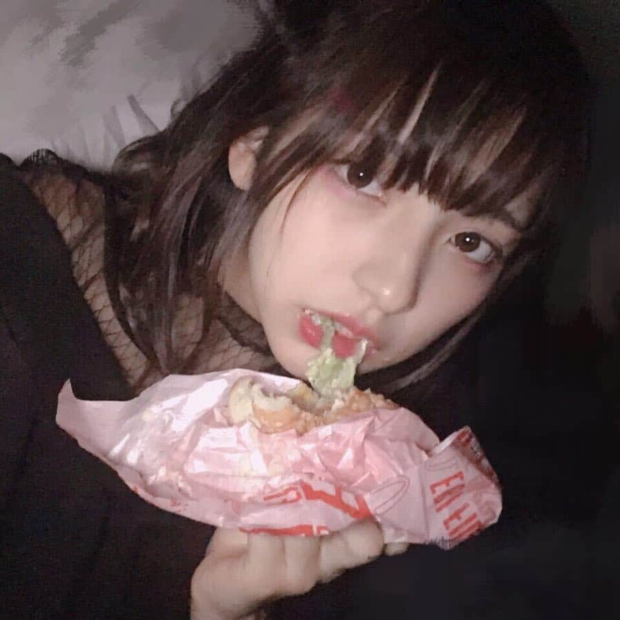 十味さんのインスタグラム写真 - (十味Instagram)「ハンバーガー🍔 本当はもう少し綺麗に食べられるョ  #selfie #portrait #mcdonalds #makeup #自撮り #メイク #ポートレート #十味」11月10日 20時50分 - toomi_nico