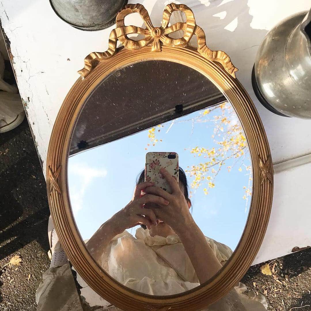 酒元麻衣（まいへー）のインスタグラム：「⚜️東京蚤の市⚜️ 投稿し直しちゃってごめんなさい🙇‍♂️ 今日は『東京蚤の市』にhikariさんと❤︎ とっても人が多くて、暑くて熱中症かな？帰ってきても頭が痛い☀️素敵なアンティークが沢山。2人とも夢中になって、あっという間に4時間経ってた❤︎とっても楽しかったです❤︎明日もやってるよ (^.^)ぜひ❤︎」