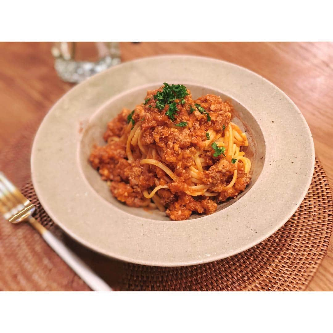 高山直子さんのインスタグラム写真 - (高山直子Instagram)「ゴロゴロお肉のボロネーゼ🍝 すごい簡単だけど工程がめんどくさくて、たまに作るときにたっぷり準備して冷凍へ👩🏻‍🍳 ブレンダーで、玉ねぎと人参は細かめに、牛と豚はブロック肉を大きめにかけてゴロッと感を残すとジューシーで美味しいよ🤤❤️ 細かい味付けはブログで📝 ストーリーにupしたけどグツグツ煮込んでるの見てるのが大好きで、疲れた時は無性にこういう系を無心で作りたくなる👩🏻‍🌾 たくさんあるのでお友達カモン🍝❤️ #ボロネーゼ#パスタ#なおコロ食堂 #うつわ#ブレンダー#フードプロセッサー#時短料理」11月10日 12時50分 - nao_70koro