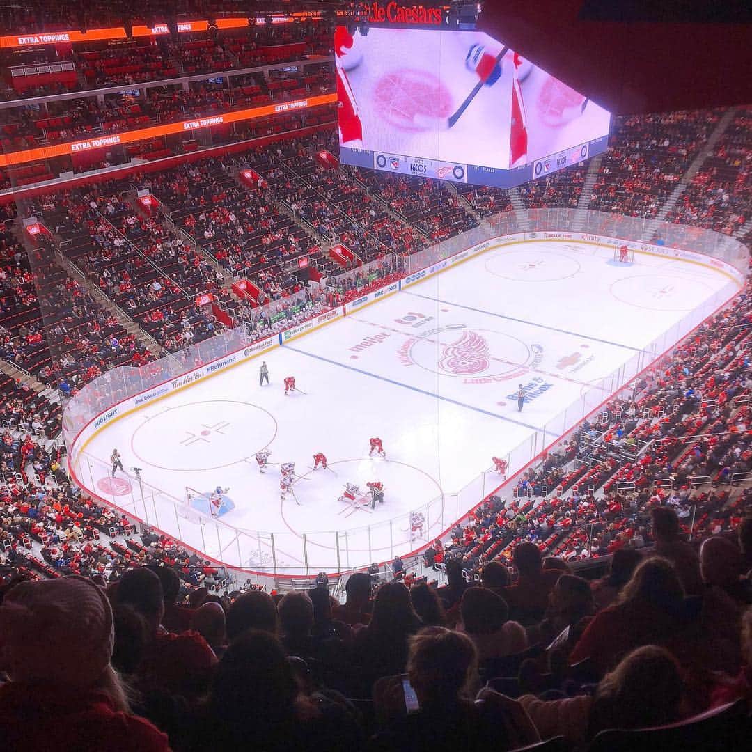 クリス・リードのインスタグラム：「Game night with the boys! @nyrangers unfortunately didn’t close the game with the win but still came out with a point. Was a great game nevertheless! Never stop cheering for them! #nyrangers #hockeytown #lovethegame #guysnight」