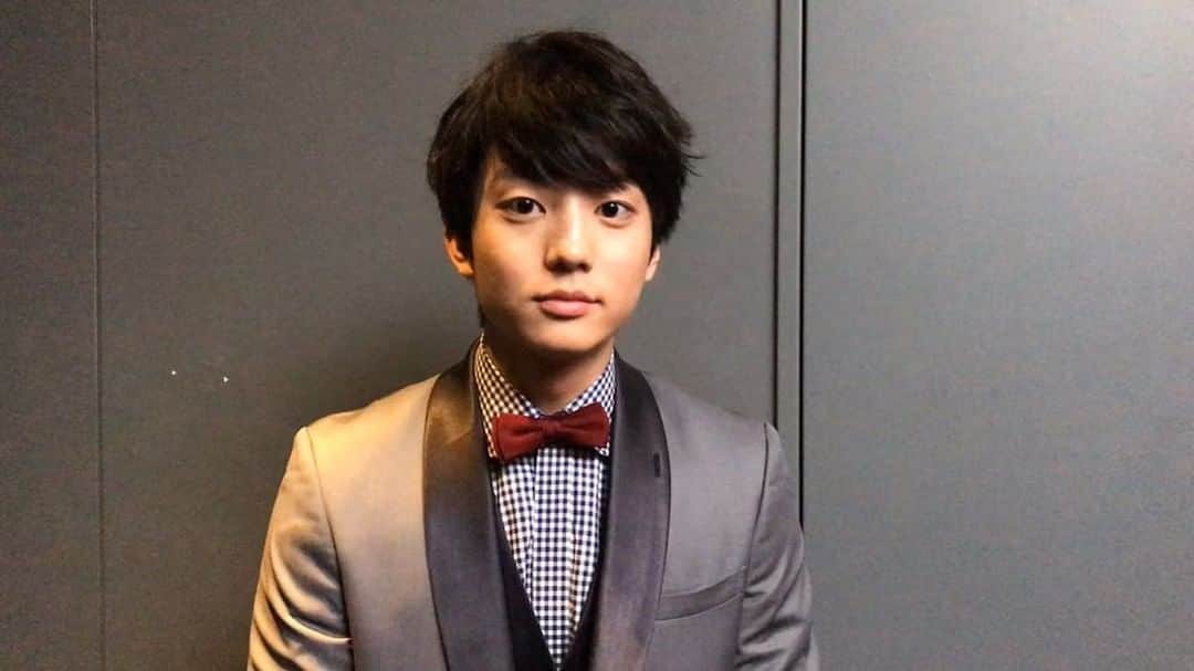 伊藤健太郎のインスタグラム：「伊藤健太郎が佐伯和真役で出演する『ういらぶ。』（佐藤祐市監督）東京の舞台挨拶に登壇して参りました。 すでに全国でたくさんの方々がご覧くださっているとのことで嬉しい限りです！ ありがとうございます！！ まだの方も、すでに観た方も、ぜひ劇場でご覧下さい！ . @aoao_tt_  @welove_movie  #aoao #伊藤健太郎  #ういらぶ  #ういら部。  #ベッベッベイベェ #ベッベッベイベー #ベッベッベイビー #プレカトゥスの天秤  リリース開始 #トラヴィスエーヴァルト #プレテン  #地上波にでたい ‪#ガチャピン さん‬ ‪#ムック さん‬ ‪#ヒーロー  #G健太郎 発売中 #G健太郎写真展  #続時をかける少女 DVD発売中  #覚悟はいいかそこの女子 公開中‪‬‬ ‪ #コーヒーが冷めないうちに 公開中 #今日から俺は 11/11 #ツンツン頭は地毛  #ルームロンダリング MBS：11/11 TBS：11/13  #健太郎ANN0 11/17  #健太郎ANN0初回DVD発売中 #ムビふぁぼ 11/19 24:58 #この恋はツミなのか #恋ツミ MBS：12/2 TBS：12/4  #LIFE 12/19 #忍べ右左エ門  #アシガール 12/24」