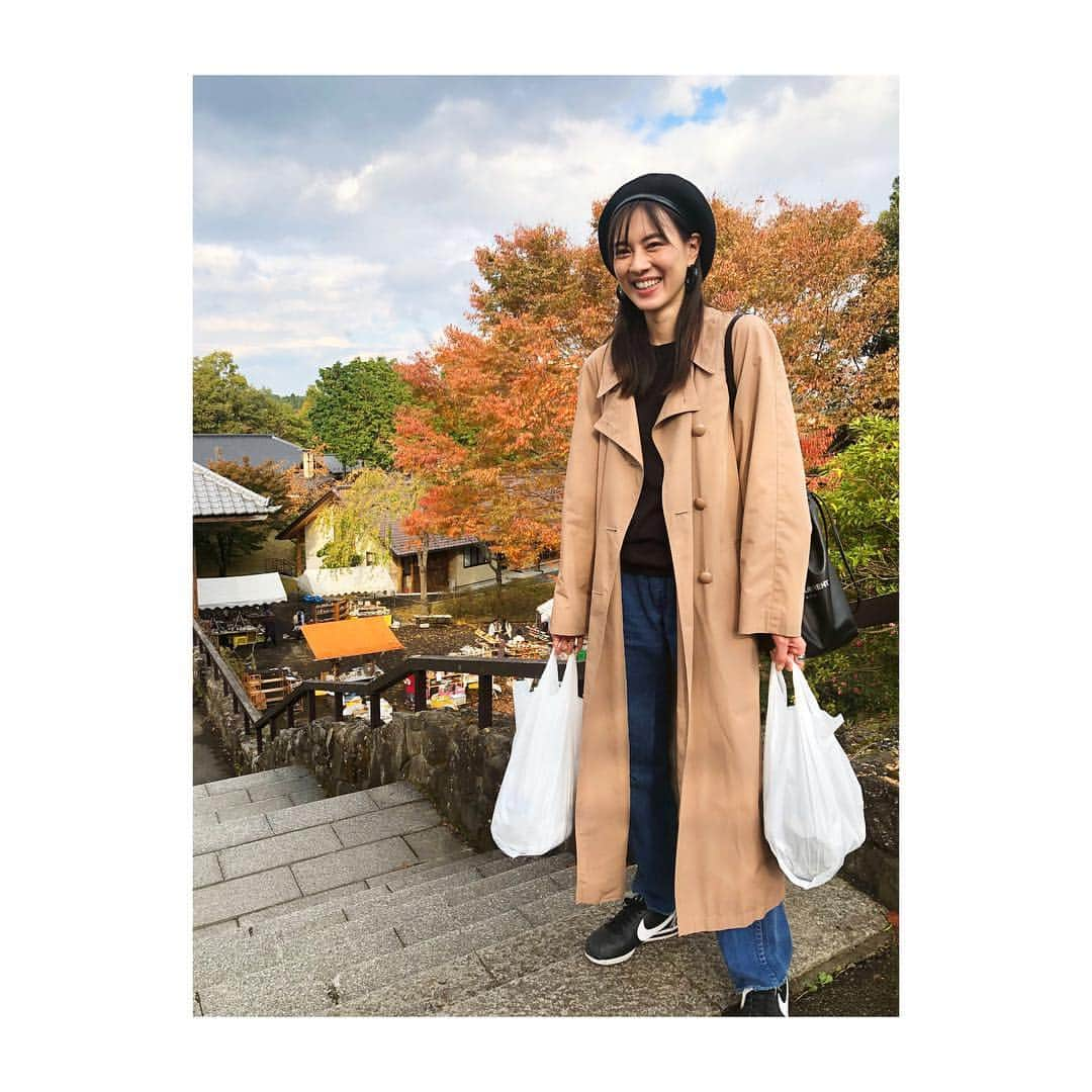 安座間美優さんのインスタグラム写真 - (安座間美優Instagram)「旅Style。 旅では基本スニーカー👟 両手に器たくさん🛍でご満悦なあざまさん☺️ 少し紅葉もしてて綺麗でした🍁 #outfit#私服#みゅう旅#栃木旅行#益子陶器市#益子焼#器#器好き#焼き物#趣味#益子#旅好き#紅葉#みゅうfashion」11月10日 17時08分 - mew_azama