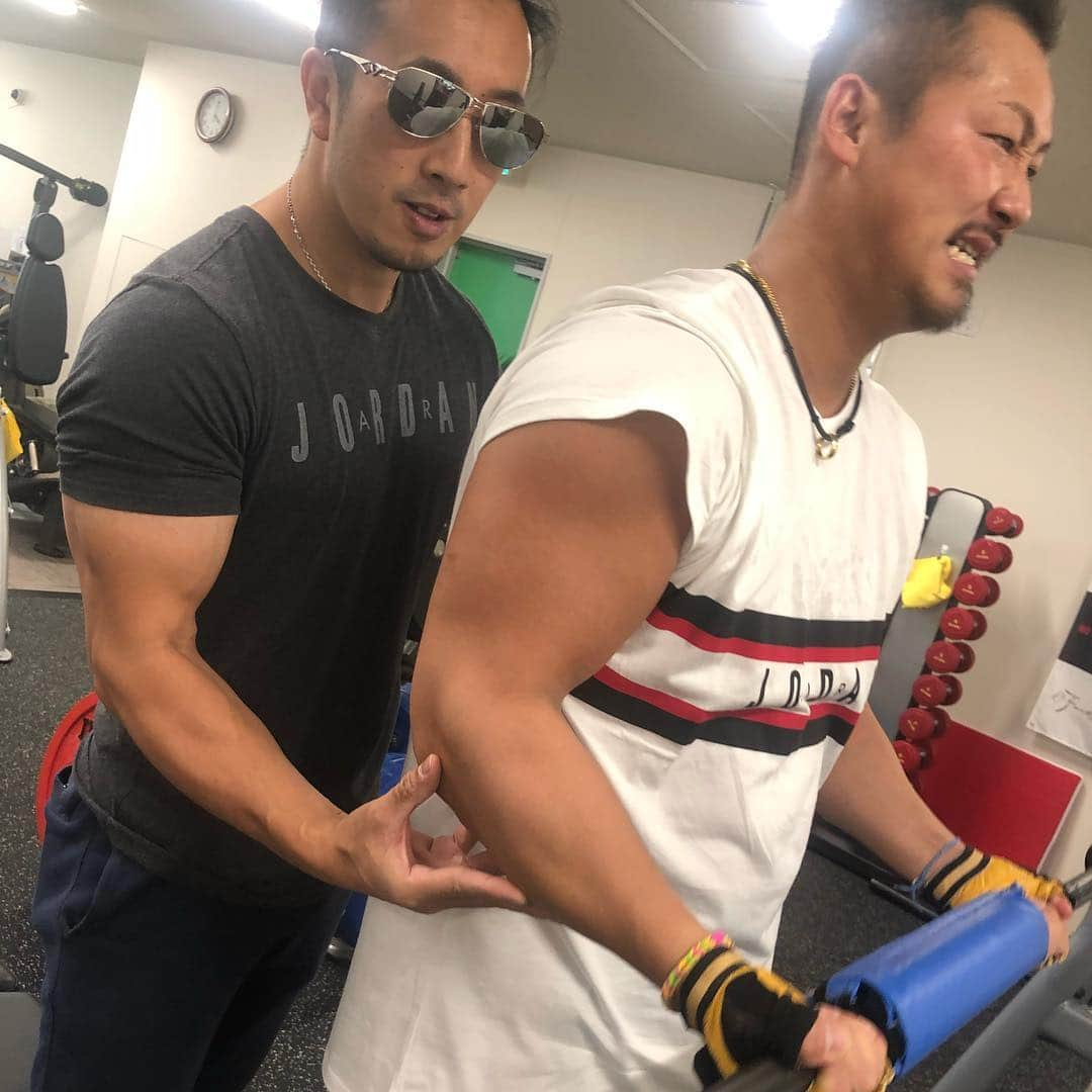 中田翔さんのインスタグラム写真 - (中田翔Instagram)「皆さんお疲れ様です！ 今日も気分が乗らないまんま行ってきました！！3種目で40セットやりきりました！腕ちぎれそう。。泣 最後は鬼教官手作りのたまご卵白6個分黄身3個分のオムレツ？を食べて帰りました^_^ #ｂ２ファクトリー #中田翔#秀島正芳」11月10日 17時22分 - shonakata_official