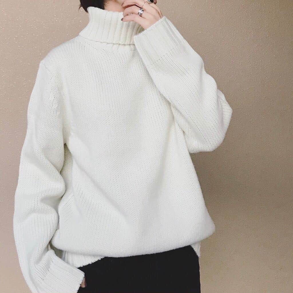 のインスタグラム：「・ #gu でいいもん発見。 もう無いかと半分諦めつつ見に行ったらありました‼︎ ・ 形も色も可愛いメンズのローゲージタートルネックセーター。 サイズはSにしました。 これで1990円はお買い得💮 ・ ・  #outfit#ootd#fashion#instafashion#gumania#locari#beaustagrammer#mineby3mootd#4yuuu#4meee#gu_for_all#プチプチ#プチプラコーデ#モノトーン#モノトーンコーデ#上下gu#ジーユー#ジユジョ#タートル#タートルネック#タートルネックニット#ローゲージタートルネックセーター#メンズ#おちびコーデ#スタイル」