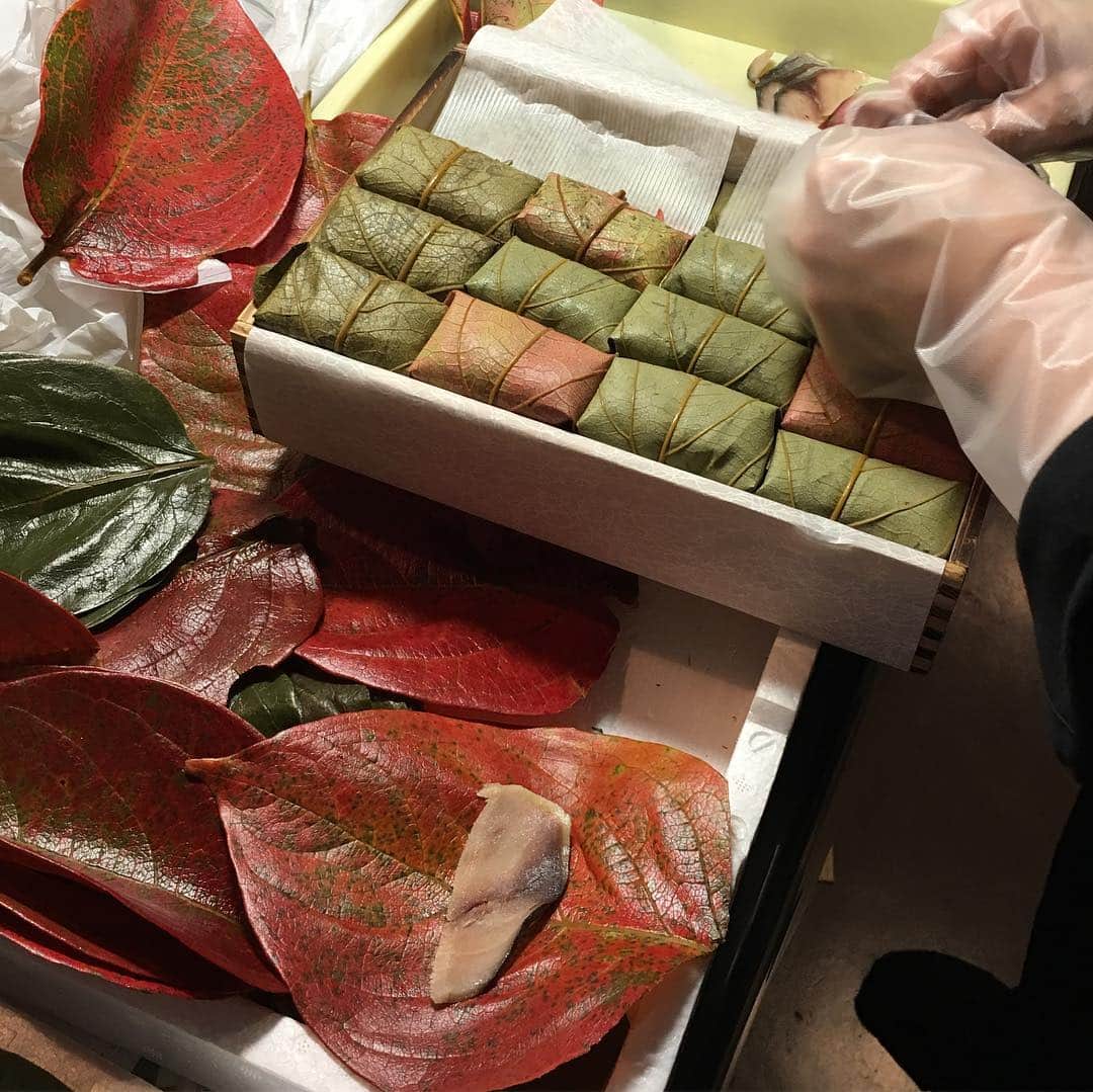 馬場典子さんのインスタグラム写真 - (馬場典子Instagram)「#柿の葉寿司 も#紅葉 している！素敵。 #やっこ #吉野 #蔵王堂 塩がしっかり効いていて、一晩馴染ませた方が美味しいそうです。」11月10日 18時48分 - baba_channel