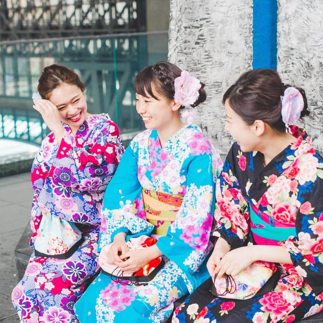 黒田詩織さんのインスタグラム写真 - (黒田詩織Instagram)「・ さーちゃんとみゆうと撮影しました🤳 ミスキャン充🤤💕 ・ 京都駅からすぐの場所にある 「京都温泉 今日湯元 ハトヤ瑞鳳閣」にお邪魔しました✨ 手軽に天然温泉のある旅館に泊まれちゃうんです！ 京都観光で歩き回った後は、身体をゆっくり癒してくださいね〜🍁♨️ ・ 最後のはめちゃくちゃリラックスしてた時に撮られてた写真😂🌟 ・ #京都#京都温泉#京都旅館#京都駅#撮影#PR#ポートレート#ハトヤ瑞鳳閣#ハトヤホテル#kyoto#onsen#yukata #着せていただいた浴衣子供用やったんかわからへんけどとりあえずめっちゃ小さいのは気にしないで笑笑」11月10日 19時21分 - shiori_kuroda04