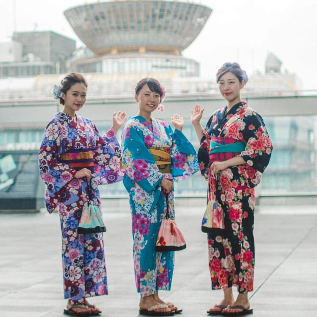 黒田詩織さんのインスタグラム写真 - (黒田詩織Instagram)「・ さーちゃんとみゆうと撮影しました🤳 ミスキャン充🤤💕 ・ 京都駅からすぐの場所にある 「京都温泉 今日湯元 ハトヤ瑞鳳閣」にお邪魔しました✨ 手軽に天然温泉のある旅館に泊まれちゃうんです！ 京都観光で歩き回った後は、身体をゆっくり癒してくださいね〜🍁♨️ ・ 最後のはめちゃくちゃリラックスしてた時に撮られてた写真😂🌟 ・ #京都#京都温泉#京都旅館#京都駅#撮影#PR#ポートレート#ハトヤ瑞鳳閣#ハトヤホテル#kyoto#onsen#yukata #着せていただいた浴衣子供用やったんかわからへんけどとりあえずめっちゃ小さいのは気にしないで笑笑」11月10日 19時21分 - shiori_kuroda04