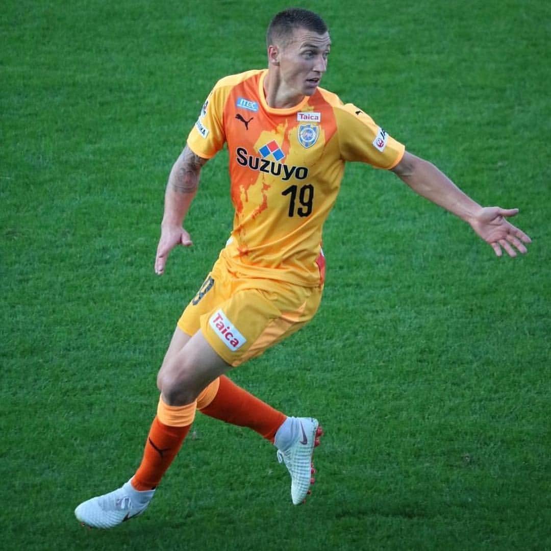 ミッチェル・デュークのインスタグラム：「Great 2-0 win at home 💪🏼⚽️🧡」