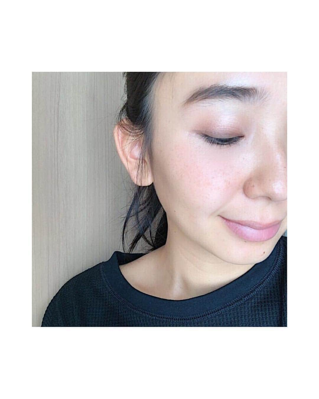 鈴木詩織さんのインスタグラム写真 - (鈴木詩織Instagram)「estのクリスマスコフレを使ってメイクしてみました💄 . tsumori chisatoとコラボした中身はこんな感じ🙋🏾‍♀️ ✔︎ポーチ ✔︎グロス ✔︎アイシャドウパレット グロスは6色とアイシャドウ4種から好きな色を選べるよーん！ . 私はグロス113、アイシャドウ12にしてみました！ 両方ともデイリーに使える色味で、 輝きがとっても綺麗😌 . あと、セットとは別に数量限定でロングラスティングルースパウダーもあります💜 きめ細かいお肌に仕上がるよん！ . クリスマスコフレっていつものコスメよりなんだかとっても嬉しくなっちゃう😍 . . . #est#instabeauty#beautystagram#cosmetics#makeup#christmascosmetics#japanesegirl#photography#tsumorichisato#pr#eyebrows#lipgloss#エスト#ロングラスティングルースパウダー#クリスマスコフレ#ハッピーコラボレーション#コスメ#メイク#メイク好きさんと繋がりたい#コスメ好きさんと繋がりたい#パウダー#アイシャドウ#リップ#グロス#クリスマスコフレ#そばかす」11月10日 19時46分 - shiorin0802suzuki