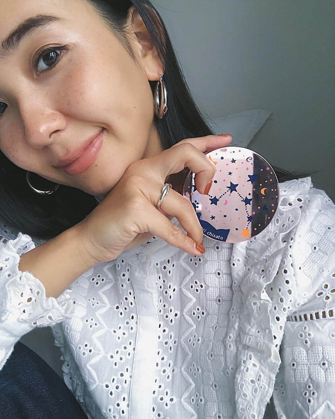 鈴木詩織さんのインスタグラム写真 - (鈴木詩織Instagram)「estのクリスマスコフレを使ってメイクしてみました💄 . tsumori chisatoとコラボした中身はこんな感じ🙋🏾‍♀️ ✔︎ポーチ ✔︎グロス ✔︎アイシャドウパレット グロスは6色とアイシャドウ4種から好きな色を選べるよーん！ . 私はグロス113、アイシャドウ12にしてみました！ 両方ともデイリーに使える色味で、 輝きがとっても綺麗😌 . あと、セットとは別に数量限定でロングラスティングルースパウダーもあります💜 きめ細かいお肌に仕上がるよん！ . クリスマスコフレっていつものコスメよりなんだかとっても嬉しくなっちゃう😍 . . . #est#instabeauty#beautystagram#cosmetics#makeup#christmascosmetics#japanesegirl#photography#tsumorichisato#pr#eyebrows#lipgloss#エスト#ロングラスティングルースパウダー#クリスマスコフレ#ハッピーコラボレーション#コスメ#メイク#メイク好きさんと繋がりたい#コスメ好きさんと繋がりたい#パウダー#アイシャドウ#リップ#グロス#クリスマスコフレ#そばかす」11月10日 19時46分 - shiorin0802suzuki