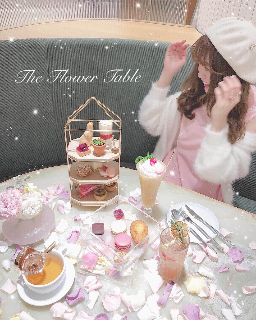 Isakoさんのインスタグラム写真 - (IsakoInstagram)「. 💐The Flower Table💐 . パステルが可愛い栄の @the_flower_table さんへ💓 アフタヌーンティーセットとピエールエルメの スイーツボックスをいただきました🍰💕 . フラワーテーブルさんはプリザーブドの花弁を 貸してくれるので、たっくさん散りばめたよ💐 . この時のいさコーデは👗 カーディガン @rasmile_official  ワンピース @poupee_official  ベレー帽 @poupee_official  です🌟 . 何故だかめちゃ笑ってる🤣💕 幸せ名古屋旅🌟 . . . . #nagoya#theflowertable#pierreherme#macaron#afternoontea#マカロン#名古屋スイーツ#名古屋カフェ#栄カフェ#ピエールエルメ#スイーツ部#名古屋カフェ巡り#三越#ベレー帽#パステル#アフタヌーンティー」10月27日 12時33分 - ichaaako