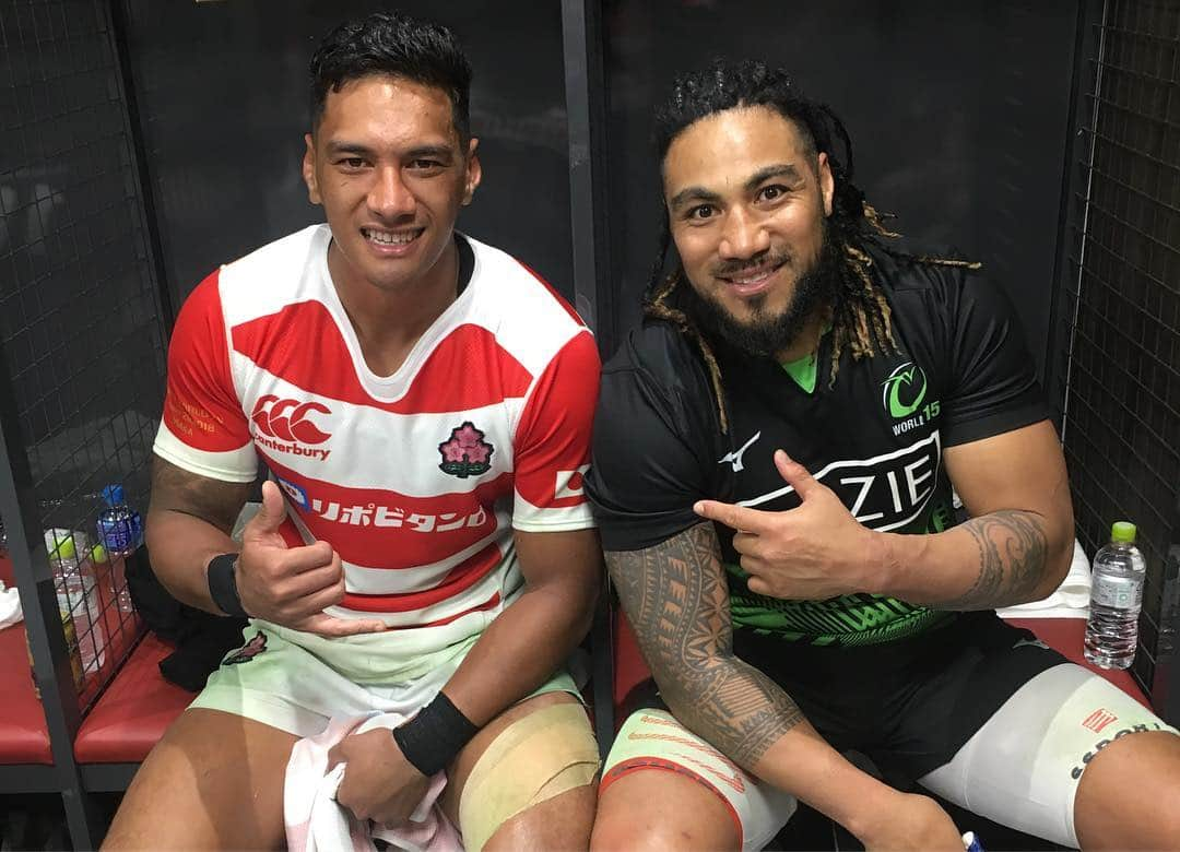 ラファエレ・ティモシーさんのインスタグラム写真 - (ラファエレ・ティモシーInstagram)「Vs WorldXV.  Didn’t get the result we were after, but looking forward to a new week with the brothers 👌🏾 good to play with with the senpai again @hendo257 he’s a proud Otaraian 😂  Also got to go up against a legend of the game 👌🏾. 昨日の応援ありがとうございました。来週も頑張ります✊🏾 #japanrugby #oneteam #lasalle」10月27日 11時21分 - timlafaele