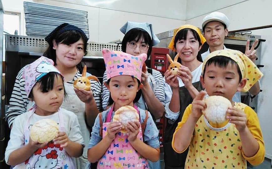 迎賓館ヴィクトリア/イベント.フォト-富山高岡金沢小松福井のインスタグラム：「今回で40回目のパン教室🍞 * 親子教室ではヴィッキーちゃんとメロンパンを皆さんと楽しく作りました🎵 * * お陰さまでこのあとの予約も沢山いただいてますが、気になるかたはお気軽にお問い合わせくださいね✨ * * お問い合わせは店頭もしくはお電話で📞 迎賓館ヴィクトリア 0766-27-1155  #迎賓館ヴィクトリア#迎賓館ヴィクトリア高岡#ヴィクトリア高岡#ヴィクトリア富山#富山市#高岡市#射水市#砺波市#氷見市#パン屋さん#結婚式場#パン教室#vickybread#ヴィッキーブレッド」