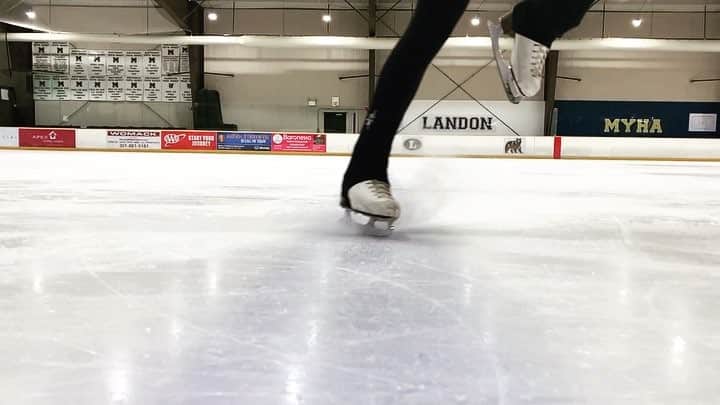 レイチェル・パーソンズのインスタグラム：「Almost captioned this “living on the edge” but thought better of it.」