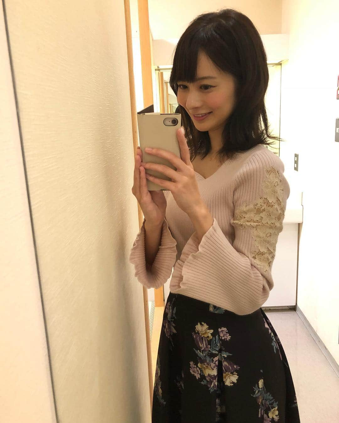 高見侑里さんのインスタグラム写真 - (高見侑里Instagram)「◡̈♥︎ 今朝の#めざましどようび ご覧くださった皆さまありがとうございます♡ トップス&スカート…#MISCHMASCH アクセサリー…#STARJEWELRYGirl 腕の部分がレースになっていて、ちらっと肌見せでした🤭」10月27日 8時54分 - yuri_takami_official