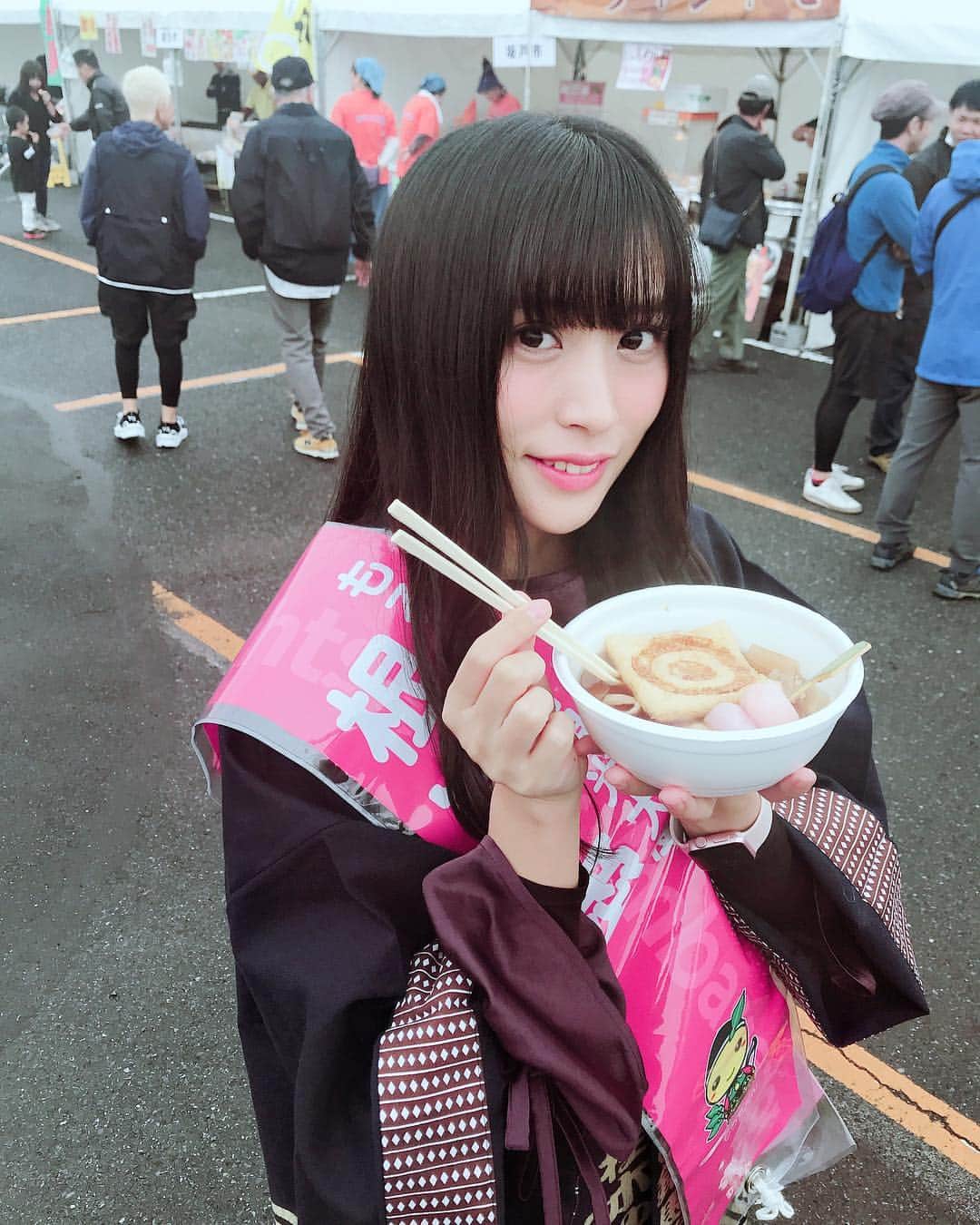 根岸愛のインスタグラム：「毛呂山名物「願的汁」 あったまるよーいっ ゆずが入ってて、 油揚げが的になって お団子が矢みたいで 流鏑馬をイメージ(*´ω｀*) #毛呂山町 #毛呂山町観光大使 #レインボーまつり #川越」