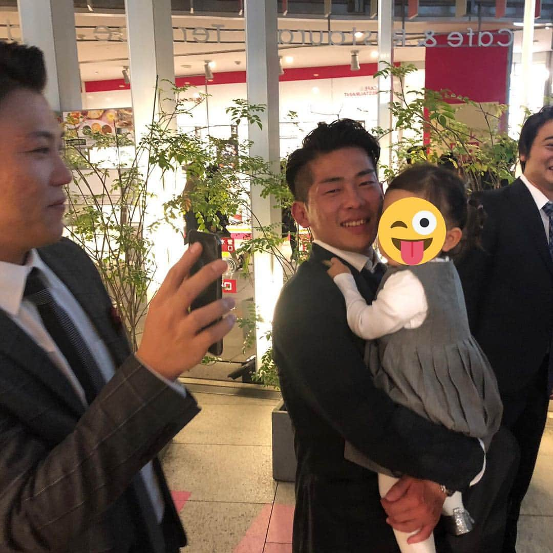 近藤千尋さんのインスタグラム写真 - (近藤千尋Instagram)「チョコレートプラネットまっちゃんの 結婚式でした㊗️🤵👰 素敵な人の周りはみんな素敵な人でした😌💞 笑いあり、涙ありの結婚式💒  末永くお幸せに…☺️☺️ 娘ちゃんも皆さんに遊んでもらえて 終始ハイテンション😂😂😂 幸せな気持ちのまま、 今日は朝から大掃除という現実🏠笑 皆さんはどんな休日ですか🤤❤️」10月27日 10時41分 - chipichan.1215