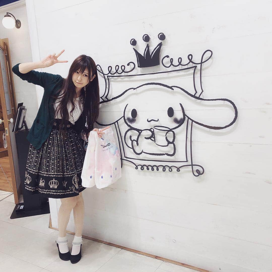 三上みかんのインスタグラム：「Soooo Cute!!!!!! . #シナモン #シナモンロールカフェ #cinnamoroll #cafe #sanrio #cute #japanesegirls」