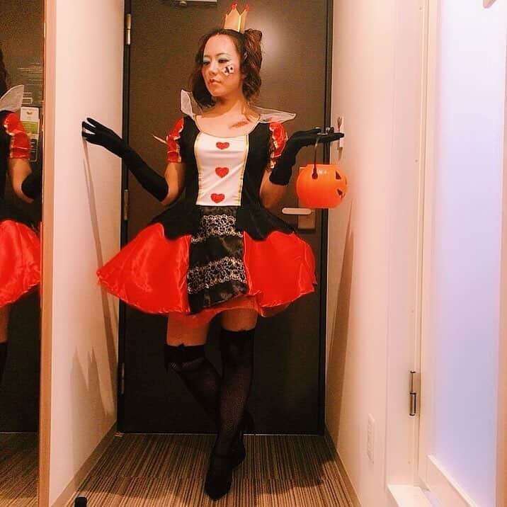 長嶺菜菜子のインスタグラム：「ハロウィンコスプレ&メイク楽しかった👻👻 . . ❤️ハートの女王 💙クルエラ 💜マレフィセント . . #本格的ハロウィンコスプレ #happyhalloween #ハートの女王 #クルエラ #マレフィセント #ディズニー悪役 #ディズニーヴィランズ #本気のハロウィン #ハロウィンパーティーで浮きすぎた #外人さんの本気には勝てない #沖縄人と福島人と岩手人 #クルエラとマレフィセントのクオリティの高さよ」