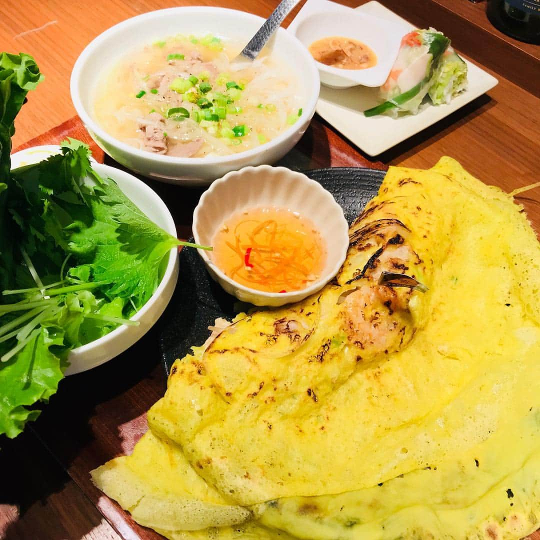 村崎樹江里のインスタグラム：「Banh Xeo🙌 . . . . . . #foodporn #foodphotography #banhxeo #fall #healthyfood #vietnamesefood #vietnam #japan #shinjuku #instagood #ベトナム料理 #バインセオ #バインセオサイゴン #秋 #ヘルシー #ココナッツ #ココナッツミルク #おいしい #幸せの食卓部 #東京 #新宿グルメ」