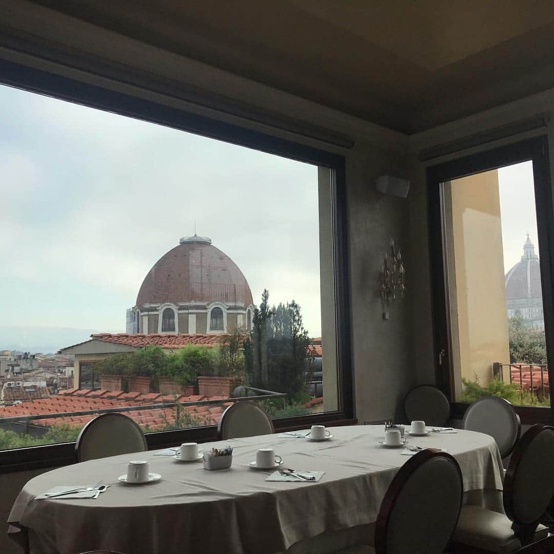 HARUKO（真木明子）さんのインスタグラム写真 - (HARUKO（真木明子）Instagram)「一個目のホテルは、ゴッドファーザーに出てきそうなホテル🏨ドゥオモを眺めながらの朝食。きっとあの頃と何も変わっていないエレベーターの色と音と匂い。アルパチーノが出てきそうなフロント。#ハルサリバカンス#フィレンツェ」10月27日 20時44分 - haruko227