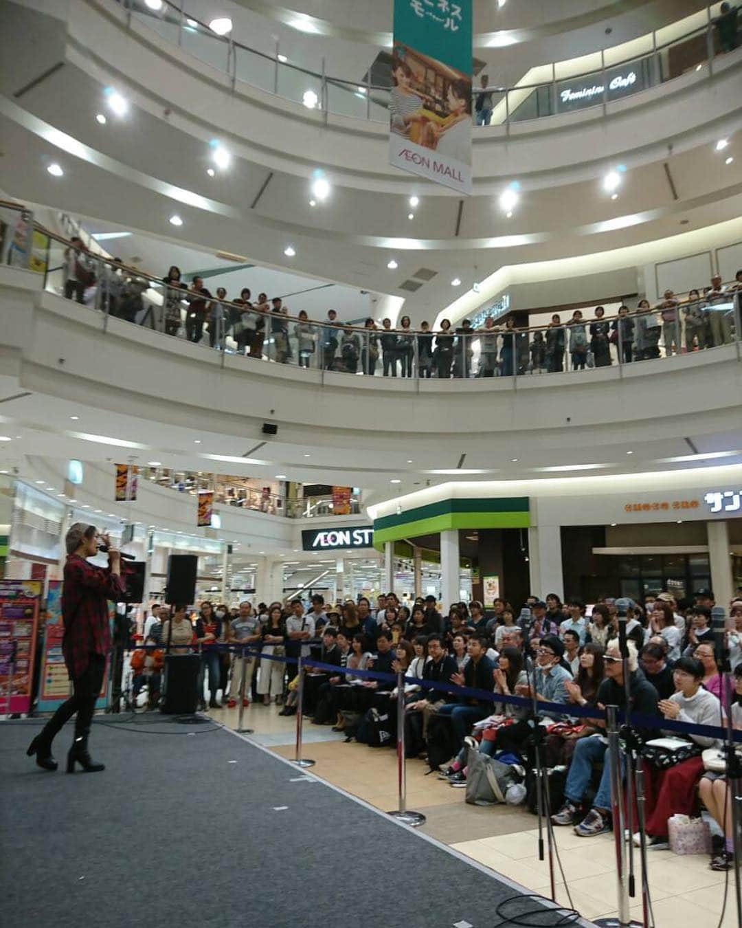 宮本美季のインスタグラム：「‪北戸田イオンモールのイベント、たくさんのお越しありがとうございましたー！！いやぁ、楽しかった😆😆このメンバー、最高ですね。次は11月3日の辻堂ー！明日の山野楽器さんのinfnチェックしてねーー！#カラオケバトル #宮本美季 #翠千賀 #RiRiKA #海蔵亮太 #中村萌子  #北戸田イオンモール‬」