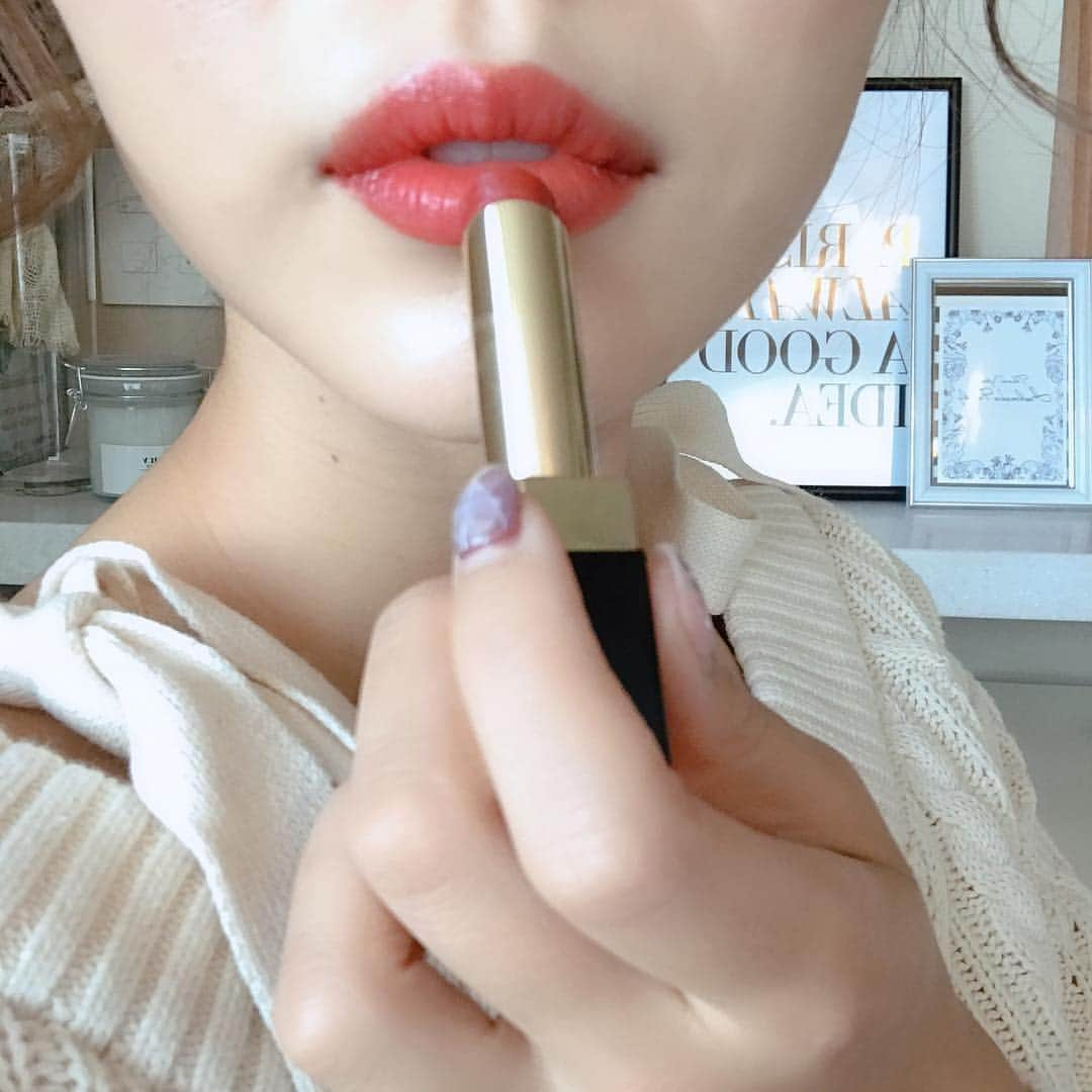 ほしのこさんのインスタグラム写真 - (ほしのこInstagram)「みんながオススメするリップ💄 #excel #グレイズバームリップ * めちゃくちゃいい❤ ほどよいクリア感。 そして発色◎。 落ちにくい。 重ねれば重ねるほど色が着く。 唇荒れない。唇の皮がにならない。 まさに好きなリップで、使いやすかったので紹介しました💓 * 私が持ってるのはこの3色！ 左からGB04←写真で塗ってるのはこの色！ GB06 GB03 * どれもお気に入りの色！ *  正直いろーーんなリップ試してるけど 紹介したくなったのは久しぶり！ * excelじゃないけど、mediaのリップ めっちゃオススメ💓 * 安いのに発色いいし、荒れなくて落ちないの！ * #オススメコスメ#コスメオタク#コスメレビュー#アットコスメ#ベストコスメ#YouTube#ほしのこCH」10月27日 20時46分 - hoshinoko728