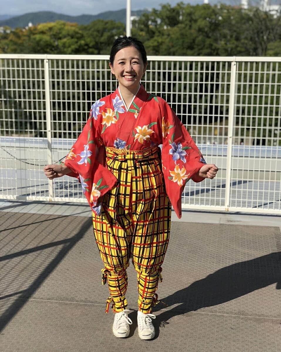泉水はる佳さんのインスタグラム写真 - (泉水はる佳Instagram)「🌰 フードフェスティバルにて、 数年ぶりの町娘に。  元就がスタートしてから9年。 新人時代は、よくこの着物を着て県内のあらゆるところにロケに行かせてもらいました。 この着物に袖を通すと、初心を思い出します。 入社して初めてのロケは、この着物で海田市駅に行きました。山陽線、呉線についてもよく分からず、必死で台本を覚えました。 それからロケを重ねるごとに徐々に町の人に覚えていただけるようになり、声をかけていただけるようになり。 この着物が私のトレードマークになりました。  うれしいな。 私にとっては、 赤が色褪せてきたって、 生地がくたびれてきたって、 思い出たっぷりの、誇らしい衣装なのです。  #広島 #フードフェスティバル #衣装 #元就 #ポートレートモードにはしゃぐ #明日はラジオの公開生放送です #北堀ラジオステージ #お待ちしています #そして頼む日本シリーズ」10月27日 20時48分 - harukasensui