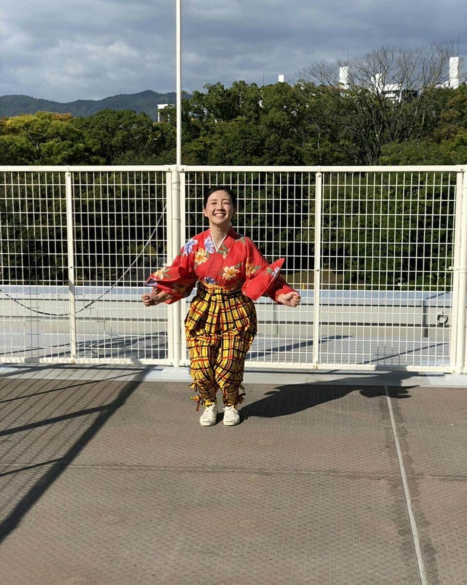 泉水はる佳さんのインスタグラム写真 - (泉水はる佳Instagram)「🌰 フードフェスティバルにて、 数年ぶりの町娘に。  元就がスタートしてから9年。 新人時代は、よくこの着物を着て県内のあらゆるところにロケに行かせてもらいました。 この着物に袖を通すと、初心を思い出します。 入社して初めてのロケは、この着物で海田市駅に行きました。山陽線、呉線についてもよく分からず、必死で台本を覚えました。 それからロケを重ねるごとに徐々に町の人に覚えていただけるようになり、声をかけていただけるようになり。 この着物が私のトレードマークになりました。  うれしいな。 私にとっては、 赤が色褪せてきたって、 生地がくたびれてきたって、 思い出たっぷりの、誇らしい衣装なのです。  #広島 #フードフェスティバル #衣装 #元就 #ポートレートモードにはしゃぐ #明日はラジオの公開生放送です #北堀ラジオステージ #お待ちしています #そして頼む日本シリーズ」10月27日 20時48分 - harukasensui
