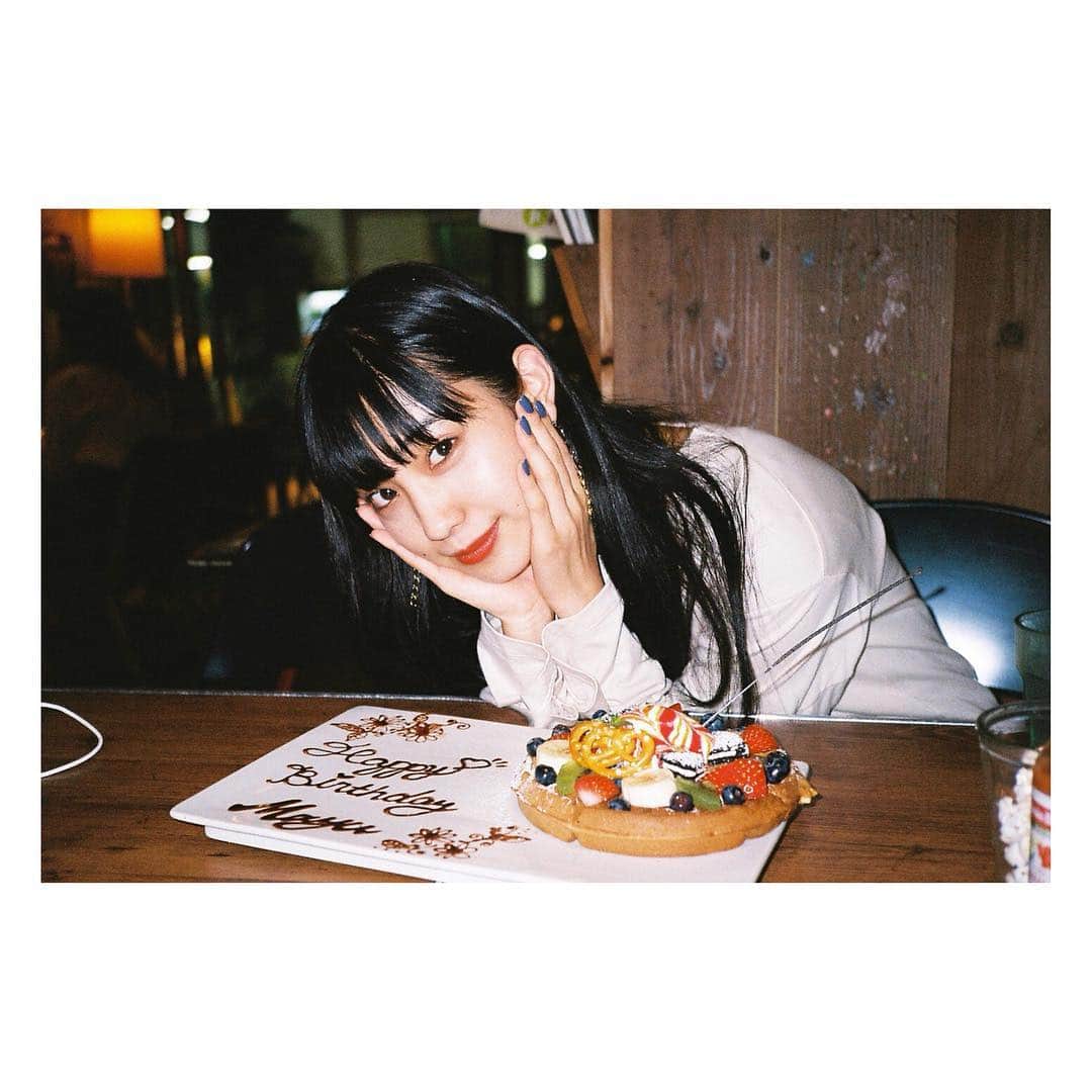 北澤舞悠（まゆちる）のインスタグラム：「めいたんとけんけんに お誕生日お祝いしてもらったの🎂 いきなりケーキ出てきてびっくりした、、ありがとう😢❤️ フォトバイけんけん」