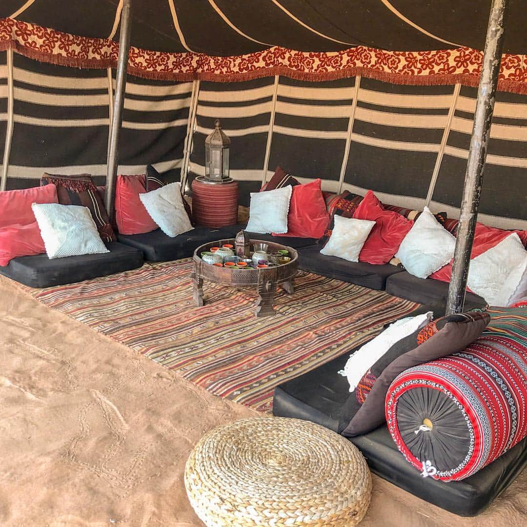 栗田あづみのインスタグラム：「プライベートキャンプ中。 . ここが私たちのリビングルーム。 . 大自然の中の最高のセッティング！ . #luxurytravel #travel #luxuryhotel #hotel #vacation #luxurydestination #luxtination #oman #wahiba #hudhud #remote #resort #desert #camping  #旅 #ラグジュアリー #ラグジュアリートラベル #ホテル #高級ホテル #バケーション #個人旅行 #秘境 #オマーン #中近東 #リゾート #砂漠 #ワヒバ #キャンプ」