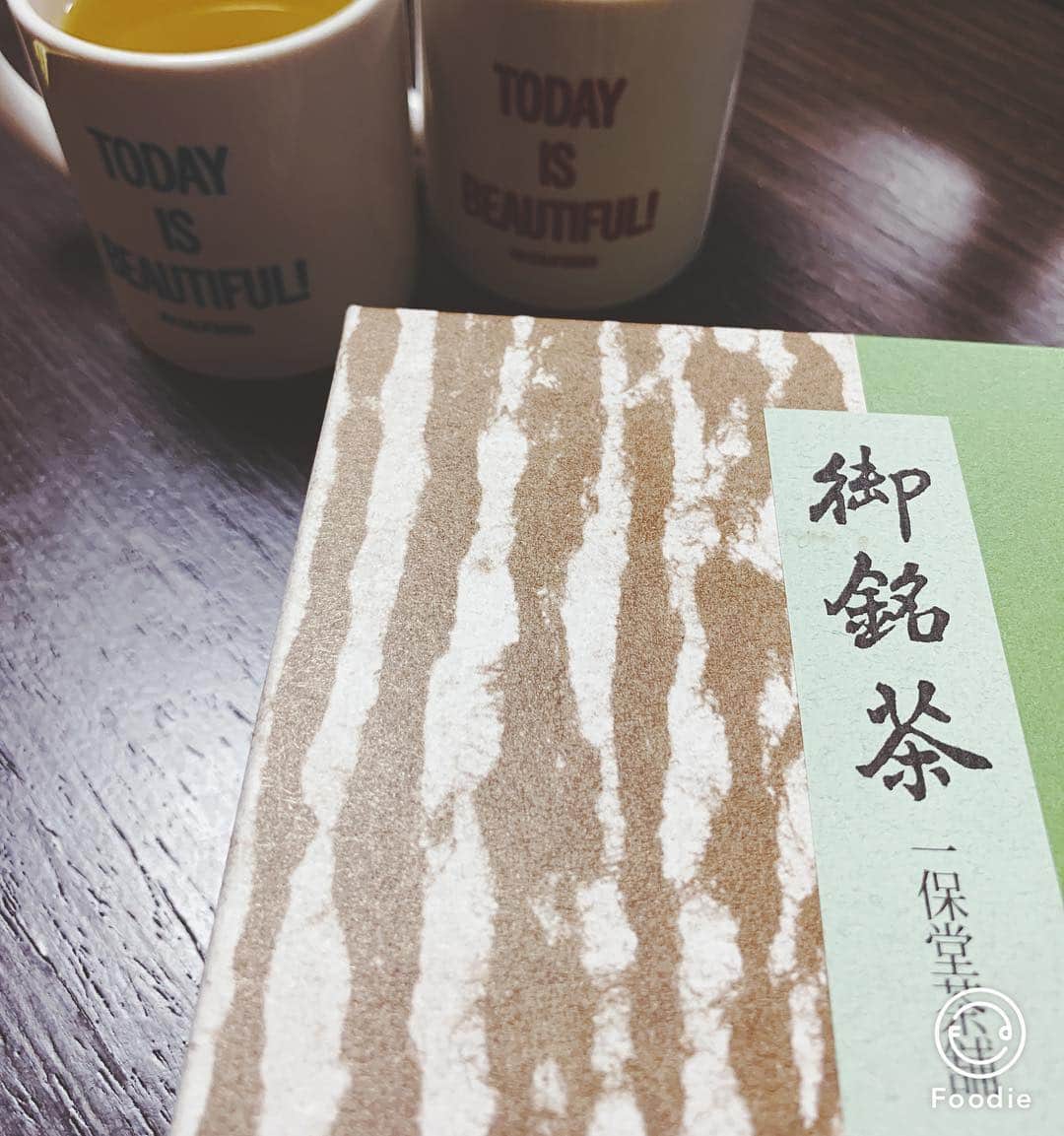 紀氏隆秀のインスタグラム：「束の間のtea time  #一保堂茶舗  #マグカップで煎茶 #めっちゃうまい #美味しゅうございます #today_is_beautiful  #和の心  @his_077 からの贈り物🎁 可愛いマグカップありがとう😊」