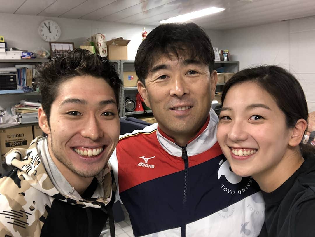 萩野公介のインスタグラム：「今日は東洋のプールで水泳教室がありました。 来てくださった皆さん、ありがとうございます！  大学四年時の女子キャプテン 宮本靖子ちゃん @ysk93.m と 平井先生と１枚😊  来週も練習頑張ります(*^^*) #bridgestone  #chaseyourdream  #nike  #justdoit」