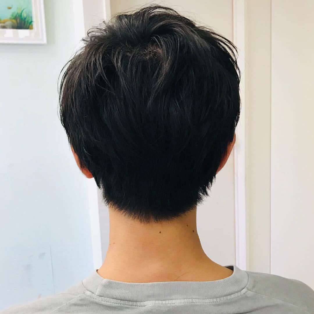 山口葵さんのインスタグラム写真 - (山口葵Instagram)「. 過去最長に伸びてた髪の毛を切ってきました✂️ さっぱりすっきりして、なんだか若返った気分☺︎ . こうして見ると、長いのも悪くなかったなぁ😁 いろんな髪型に挑戦してみたいな👦🏼」10月27日 14時04分 - _yamaguchi_aoi_