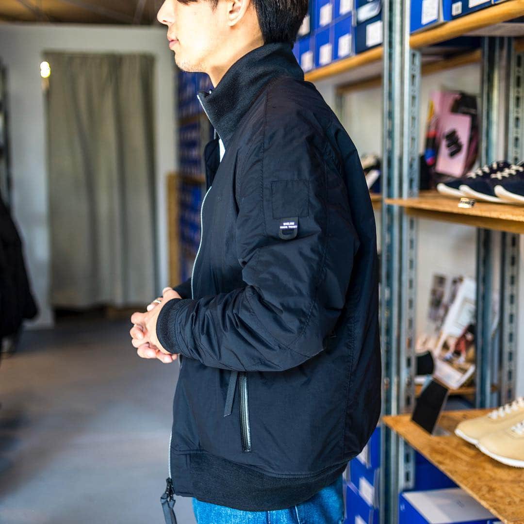 のインスタグラム：「[WISLOMからボンバーJKが届きました] 早速お客様と一緒に試着の一幕。 試着した原田店長とお客様、下には半袖を着ていたのですが、それでもかなり暖かい（というか今日みたいに暖かい日にはまだ暑い）。 にも関わらず、このスマートさ。手に取って、袖を通して実感する軽さ。 生地の質感もマットで美しく、撥水加工が施されていて機能性も兼ね備えています。 そしてWISLOMらしいディテールが随所に。 ポケットに止水ジップを配していたり、腕についたタグもいけてます。 -- ・WISLOM／ボンバーJK LUKA：49,000yen+tax -- struct 大阪市西区京町堀1-13-21 高木ビル3F 営業時間：12：00〜19：00 定休日：火水 struct.biz お買い物は @struct_blueover のプロフィール リンクからどうぞ -- #struct #ストラクト #京町堀 #靱公園 #osaka #大阪 #セレクトショップ #wislom #ボンバーJK #MA1 #アウター」