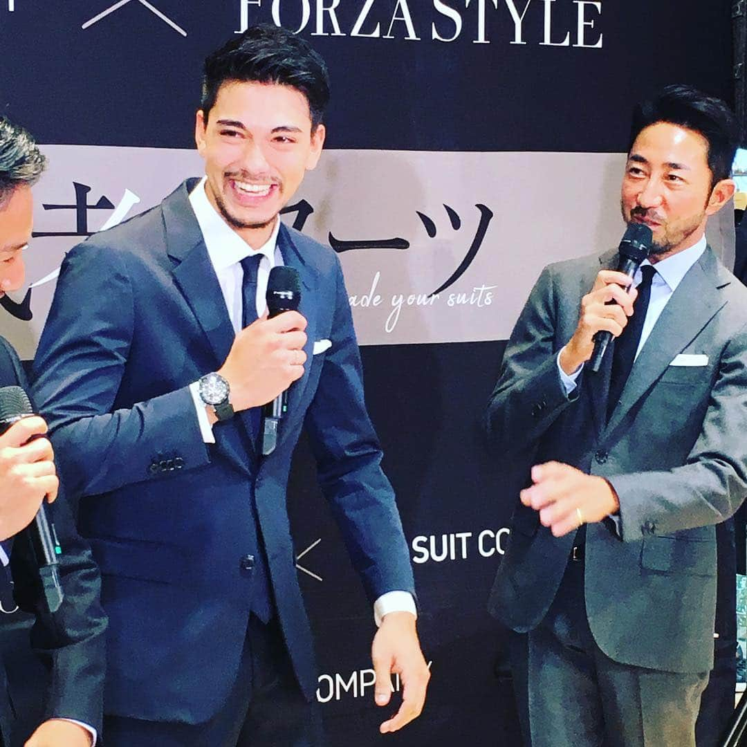 FORZA STYLE 編集部さんのインスタグラム写真 - (FORZA STYLE 編集部Instagram)「【テラハのノア君とフォルツァの干場さん、新宿で生ライブ中】  すごいグルーヴ！ 本日のみ16時まで#挑戦者のスーツ が20パーセントオフ！ #forzastyle #石倉ノア #ユーモアは紳士の嗜み #スーツカンパニー #ザスーツカンパニー #テラスハウス #terrace #干場義雅 #ootd#スーツ #スーツスタイル」10月27日 14時38分 - forzastylecom