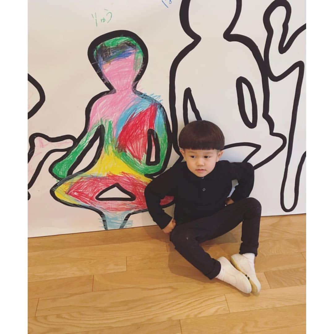 高見まなみのインスタグラム：「作品展で、等身大の自分を作るというおもしろいコーナーで、斬新な塗り方をしていた😂👍🏻 . #作品展 #等身大パネル  #一番派手」