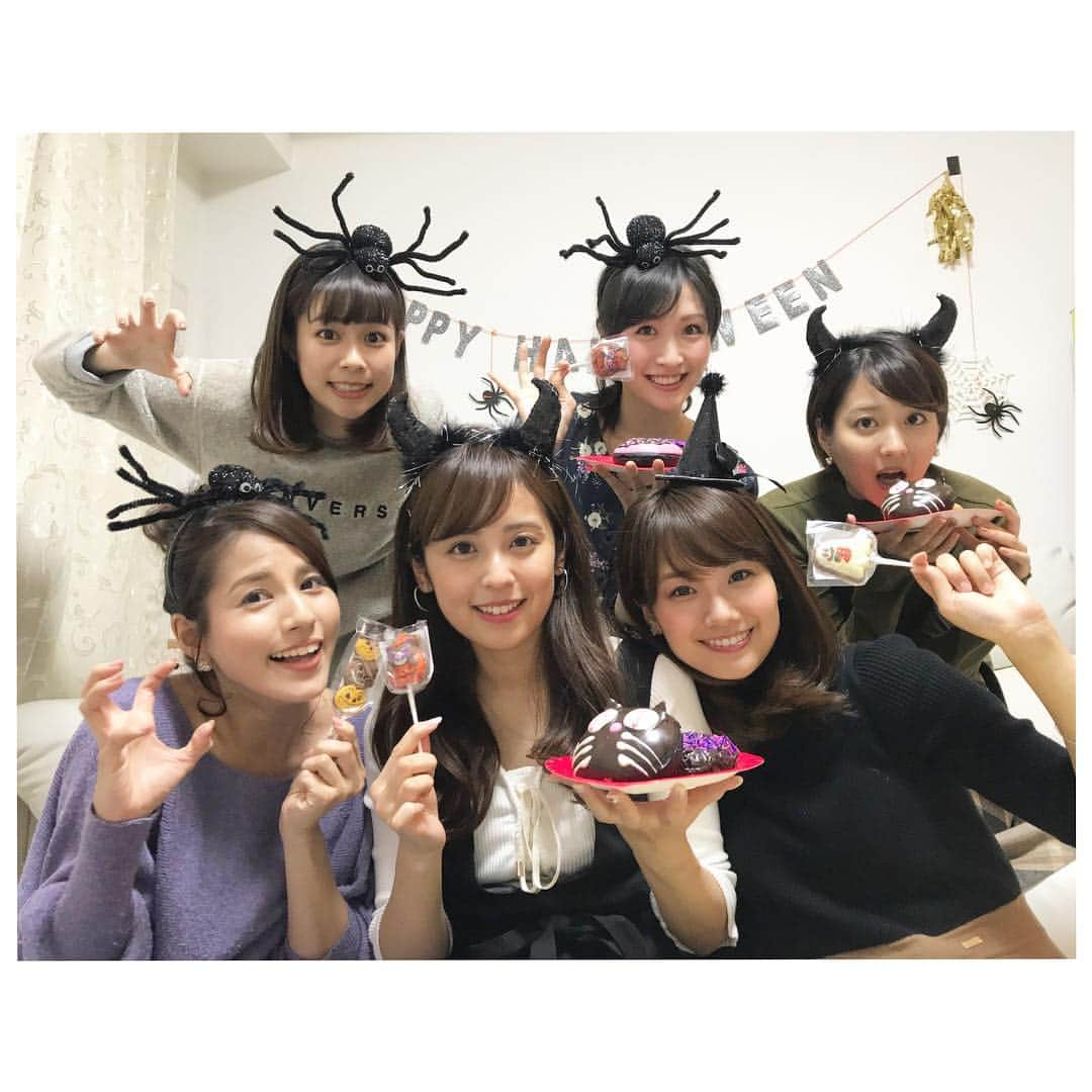 永島優美さんのインスタグラム写真 - (永島優美Instagram)「* おうちでハロウィンをしました🎃👻 クモのカチューシャの付け方だけで大笑い😂 どんだけツボが浅いんだ…（笑） * 元気の源！！みんないつもありがとう💓 * #めざまし女子会 #ジンジャエールで乾杯🥂 #細かすぎて伝わらない #クモの足の広がり方🕷 #鈴木唯 #永尾亜子 #久慈暁子 #井上清華 #横山ルリカ #堤アナとかやちゃん来られなくて残念😭 #halloween」10月27日 15時26分 - yuumi_nagashima