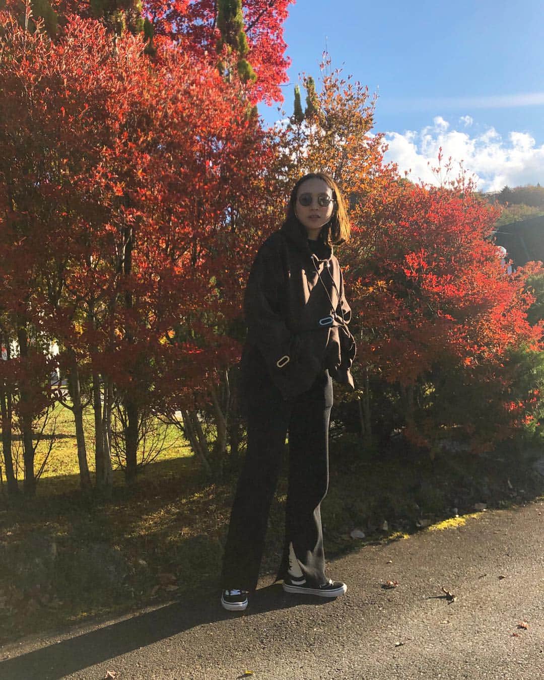 野尻美穂のインスタグラム：「軽井沢紅葉が綺麗ー🍁👏🏻 ちょっと寒いけど気持ちいい☺️💕 #明日も晴れますように #needsupplyjp #collinastrada」