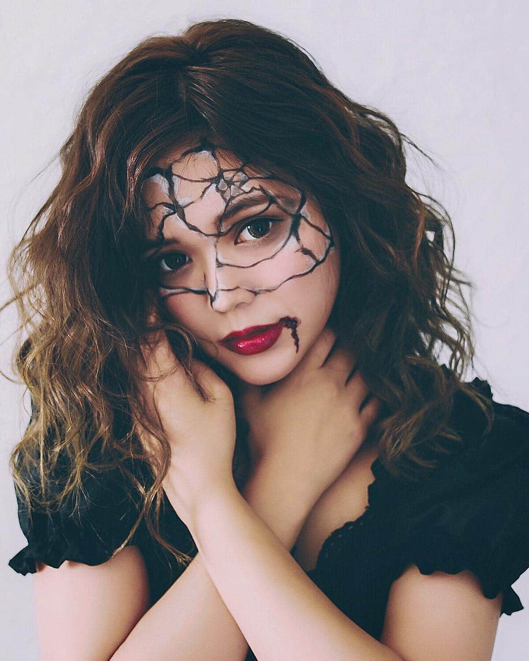 のインスタグラム：「. . 撮影でして頂いたメイク🕷🕸💜 . 顔の蜘蛛の巣はヘアメイクさんの 手書きで髪の毛含めお気に入りすぎる！ . コスプレ買わずメイクだけ本気って 上級者で憧れる😫✨！ …けど中々できないよね泣 . #蜘蛛の巣 #蜘蛛の巣メイク #ハロウィンメイク #スパイダー #血のり #血のりメイク #手書き .」
