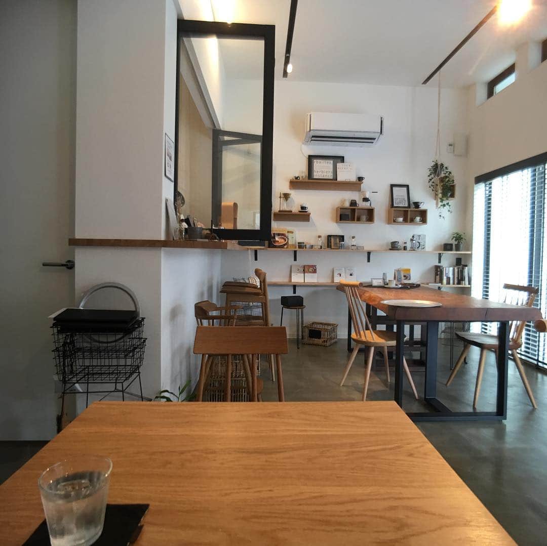 Nstyle建築工房さんのインスタグラム写真 - (Nstyle建築工房Instagram)「. 今日は名古屋市南区のハウセストライフさんにお邪魔してきました。 . 焼きたての丸パンができたという知らせをインスタで見て食べたくなったのでした！ . こじんまりとしていて、ほっこりできる雰囲気のステキなカフェ。近くにこういう店あるといいんだけどな〜（╹◡╹） . 時間がなくてゆっくりできなかったのが心残りでした！ . ちなみに目当ての丸パンは、めちゃ美味かった！！柔らかくて、ほんのり甘味があって、これ、いくつでもいけるヤツです。 . 子供のために3個残してあるのだが、とっておく自信がない・・・。 . ハウセストライフ https://housest-life.com/ . #名古屋カフェ #housestlife #名古屋市南区カフェ #名古屋市南区 #丸パン #おすすめ #おすすめカフェ #おすすめパン #コーヒー巡り #コーヒーおいしい #愛知 #名古屋 #アイアン家具 #木の椅子 #インテリアコーディネート #インテリア雑貨 #インテリアデザイン #実は店長さん（？）はインテリアコーディネートもしてる」10月27日 16時32分 - nstyle.nakada