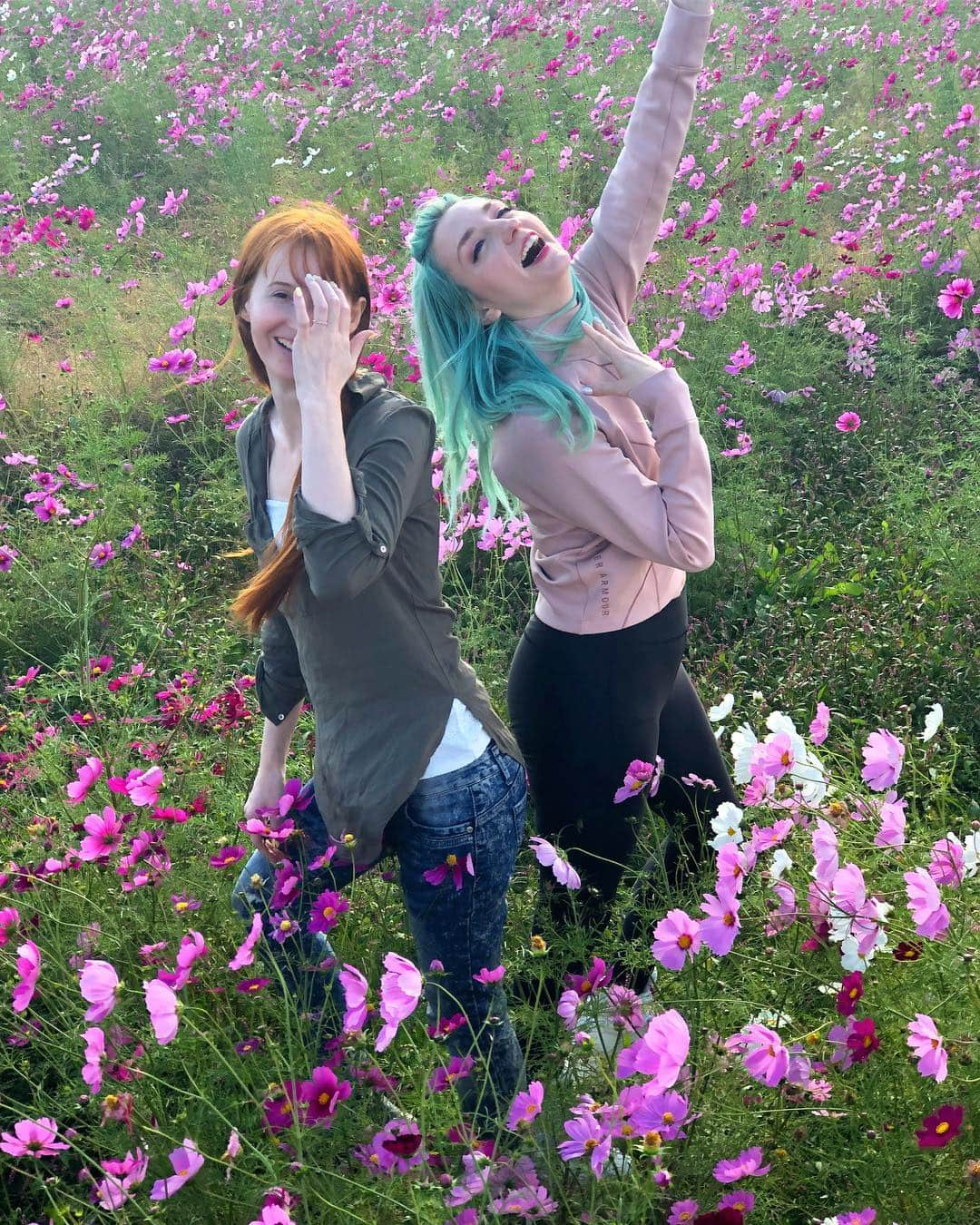 Rachel & Junさんのインスタグラム写真 - (Rachel & JunInstagram)「Back to the flower field with Jun and friends!! @fireflypath」10月27日 16時28分 - rachelandjun