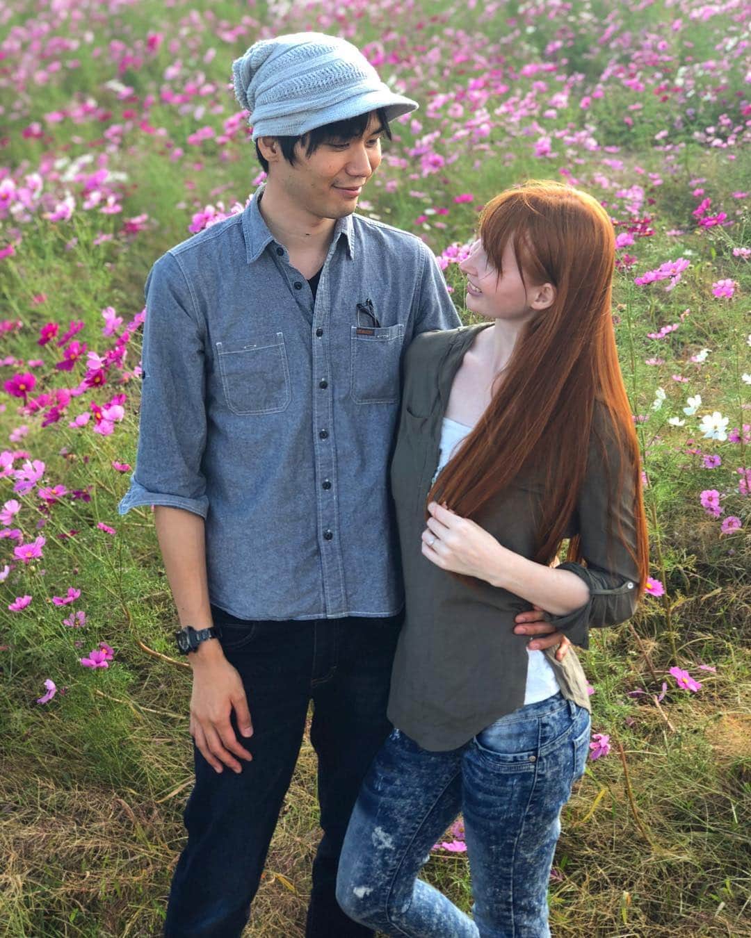 Rachel & Junのインスタグラム：「Back to the flower field with Jun and friends!! @fireflypath」