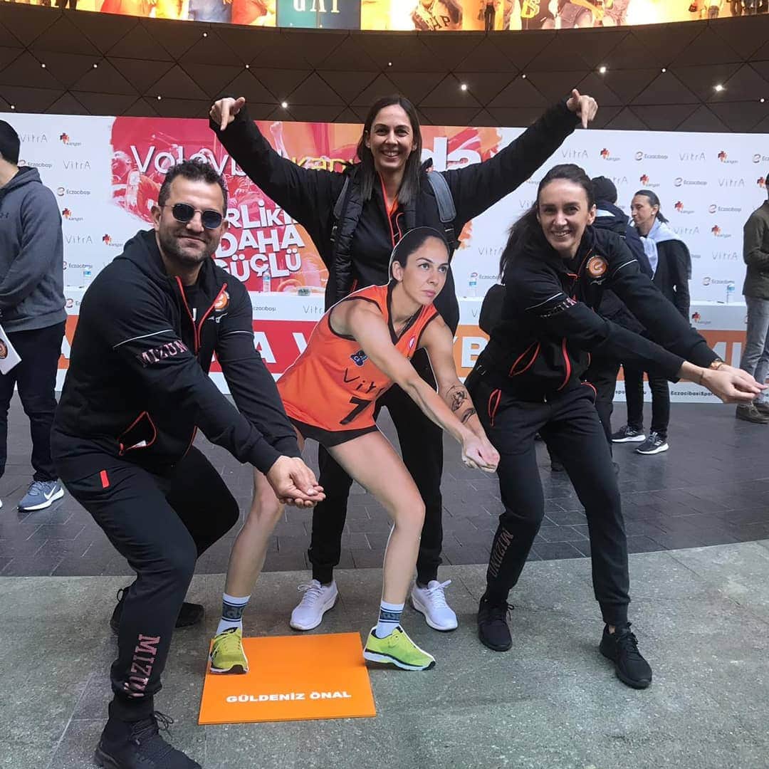 ギュルデニズ・オナルのインスタグラム：「Geleceğin sporcuları 😊😁💪❤@seckin.piskin @egzersizce」