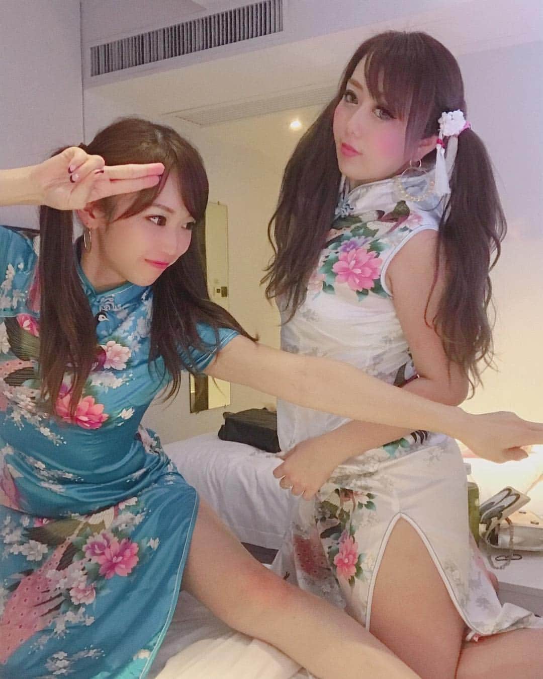 渋木美沙さんのインスタグラム写真 - (渋木美沙Instagram)「街中でチャイナも着てみた🤤😇 これはホテルだけどwww  #観光客丸出し#香港#香港旅行 #旅行#女子旅#旅行好きな人と繋がりたい #カメラ好きな人と繋がりたい #trip #チャイナドレス #海外旅行 #フィルター越しの私の世界#タビジョ」10月27日 21時58分 - shibuki_misa08