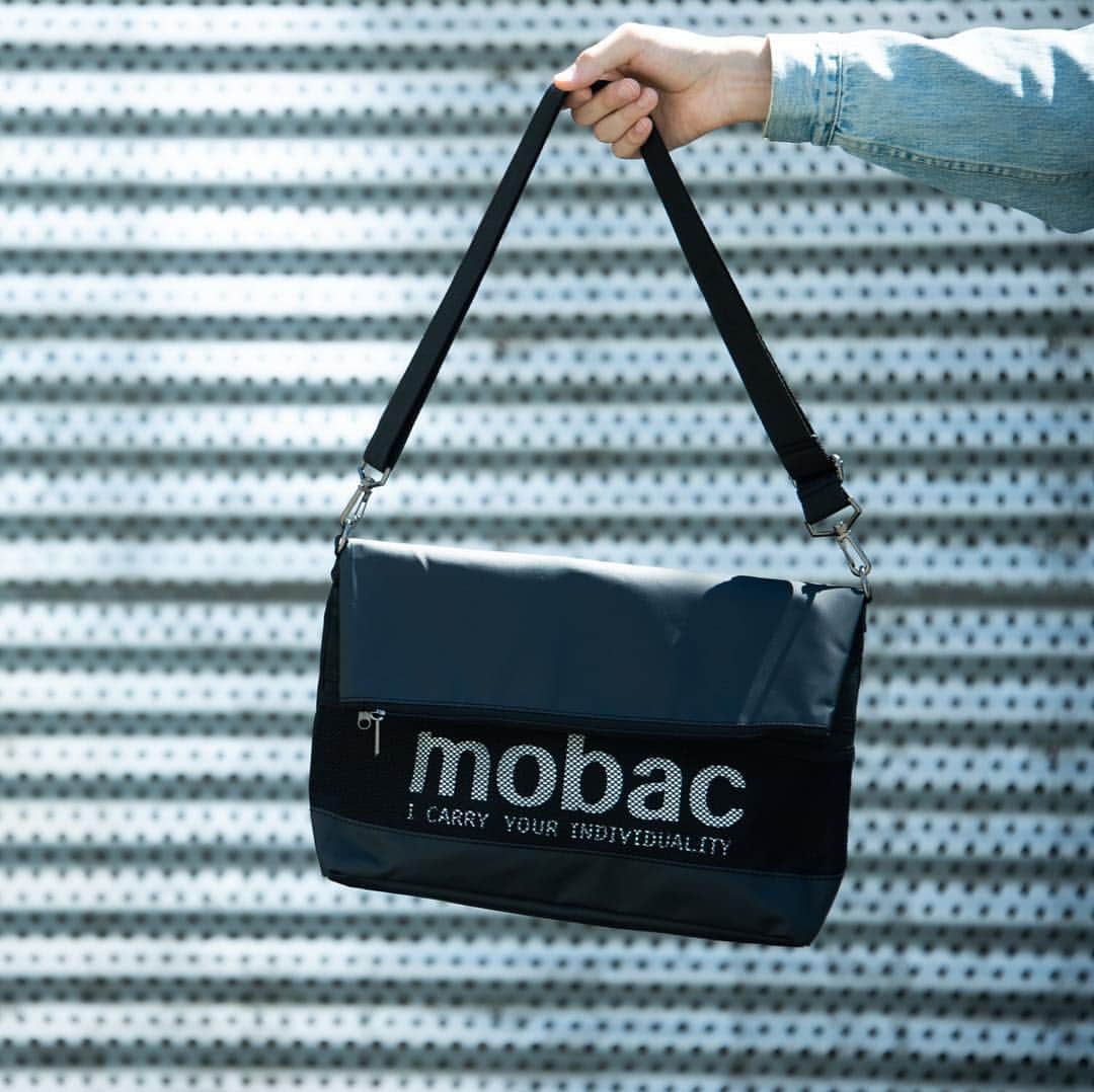 mobacのインスタグラム：「シンプルで飽きのこないベーシックなデザイン。  #ショルダーバッグ #カジュアルコーデ #ななめがけバッグ #通勤バッグ #通学バッグ #カジュアルバッグ #バッグ #mobac #モバック #shoulderbag #casualstyle」
